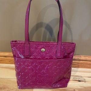 Coach bag logo shoulder shiny patent leather fuchsia